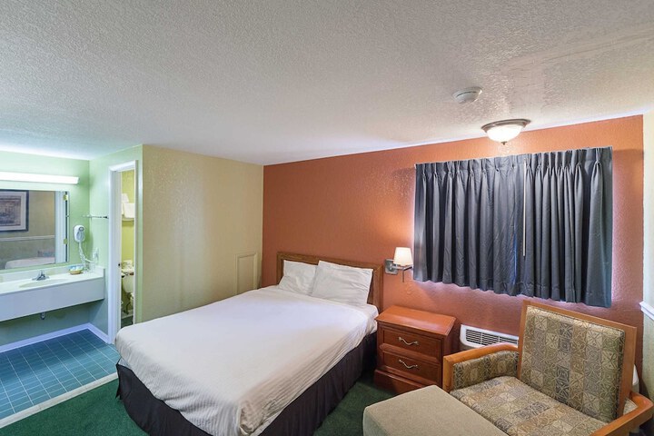 1 Queen Bed (17 of 18)