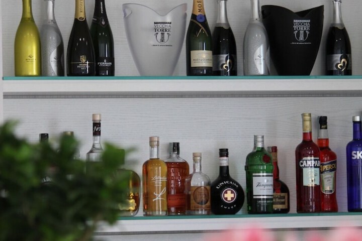 Lounge 76 of 89