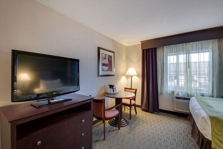 1 King Bed Microwave and Refrigerator WiFi Full Breakfast (4 of 15)