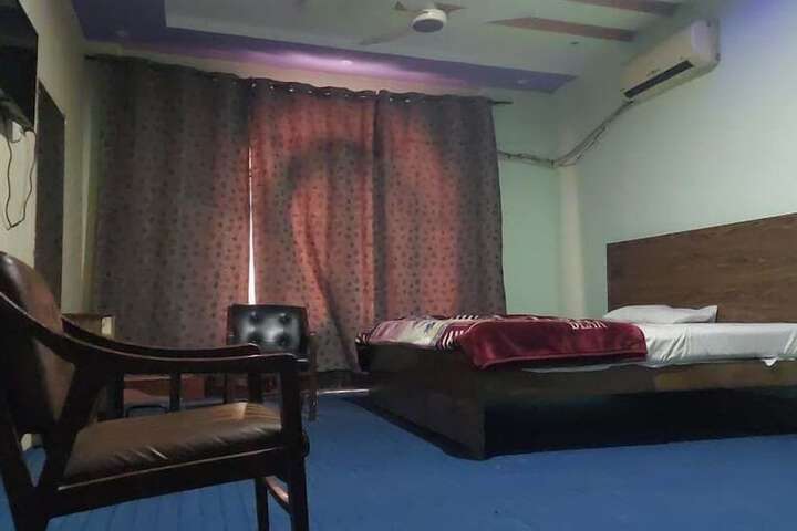 Room 8 of 10
