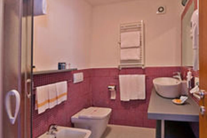 Room 5 of 68