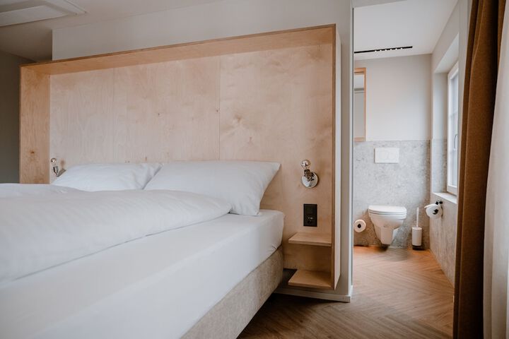 Room 10 of 80