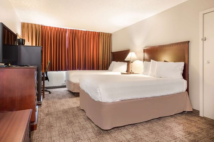 2 Double Beds Work Desk High Speed Internet Accessible Microwave and Refrigerator Coffe (2 of 12)