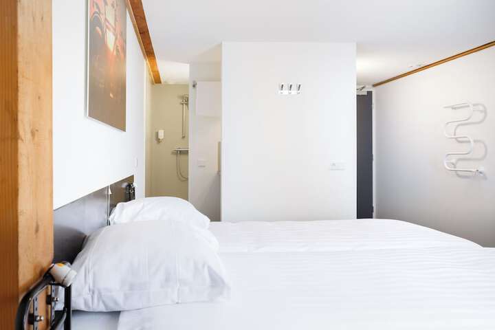 Room 4 of 16