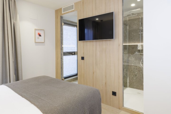 Room 4 of 8
