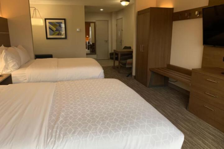 2 Queen Beds (1 of 11)