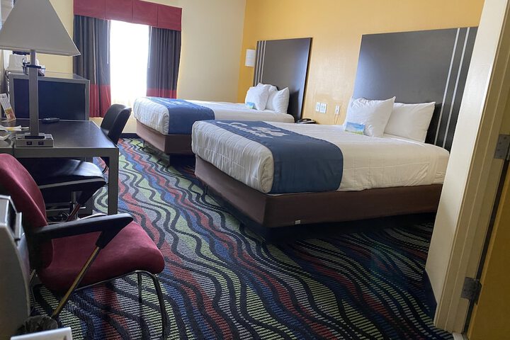 2 Queen Beds (14 of 16)
