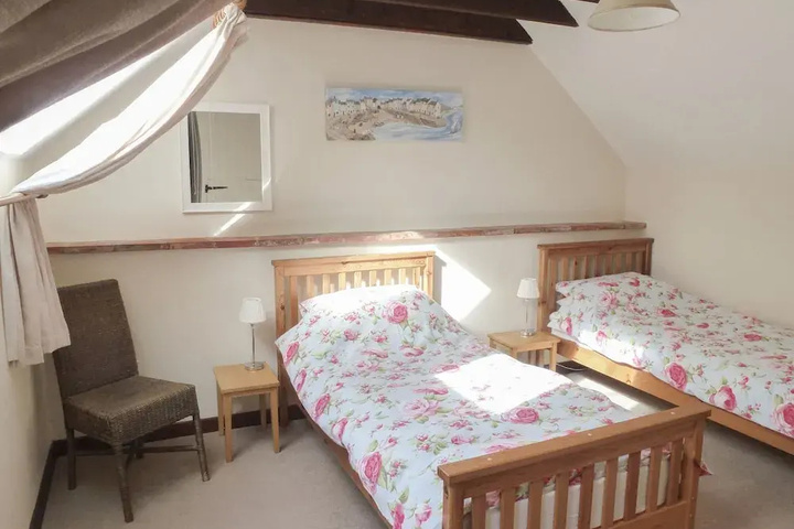 Room 4 of 9