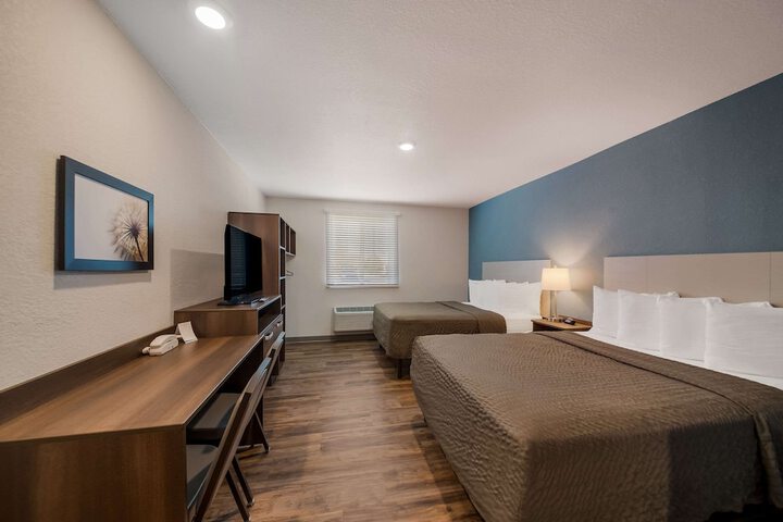 1 Queen Bed (1 of 17)