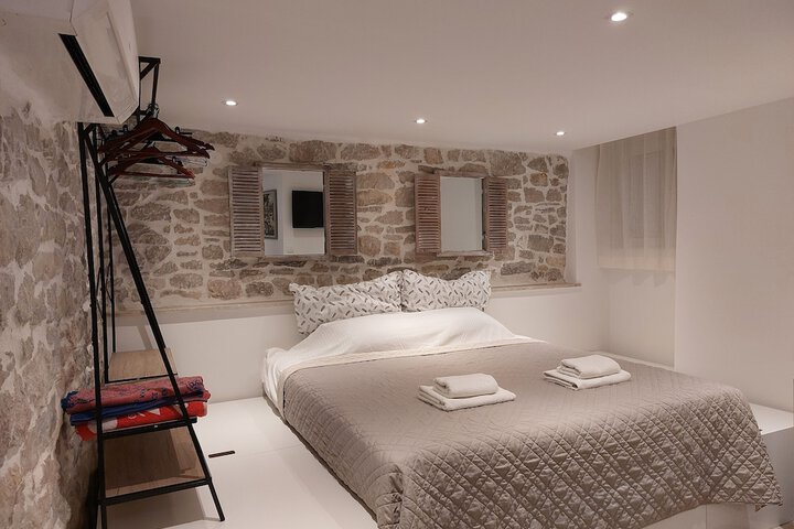 Room 8 of 32