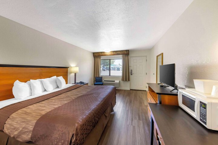 1 Queen Bed (15 of 15)