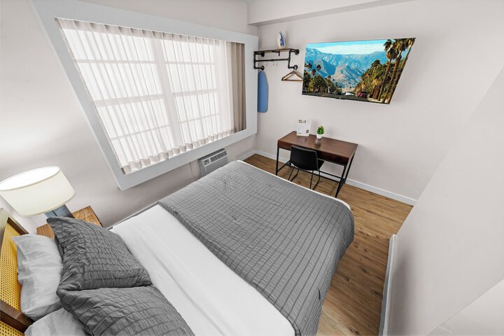 1 Queen Bed (7 of 27)