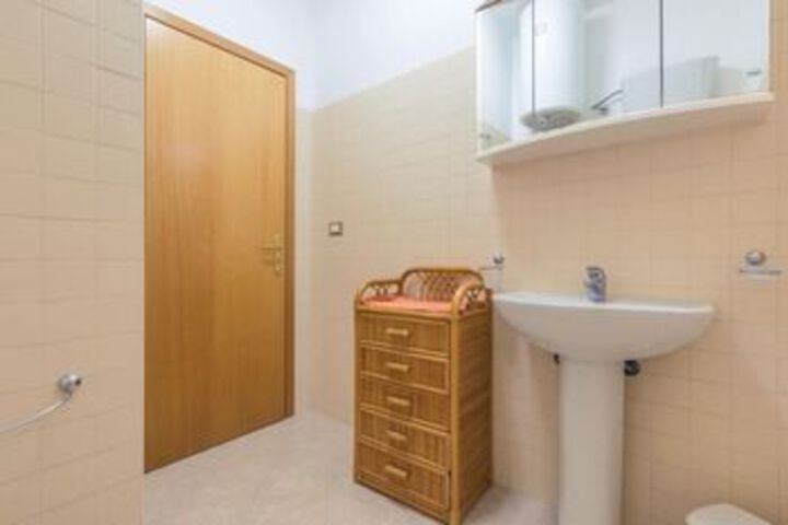 Room 5 of 12