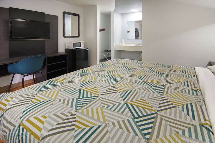 1 King Bed Micfridge (4 of 6)