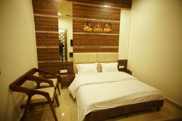 Room 10 of 18