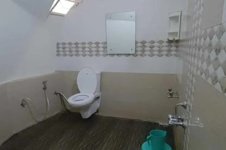 Room 4 of 32
