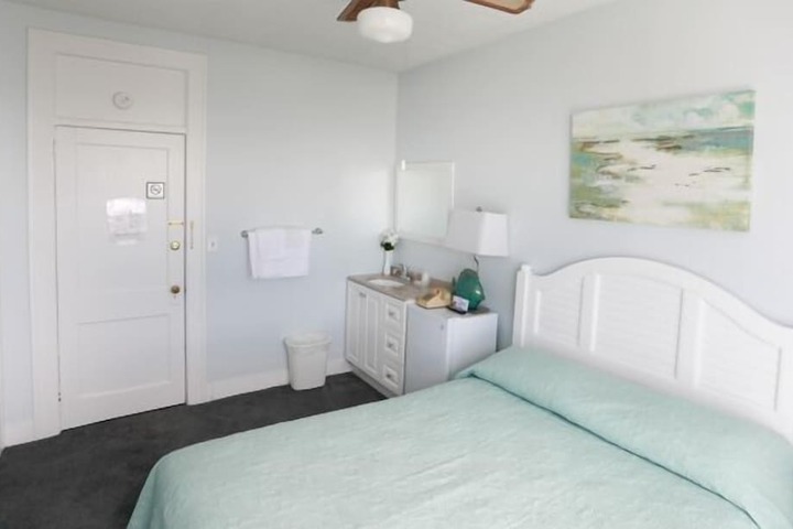 Room 3 of 28