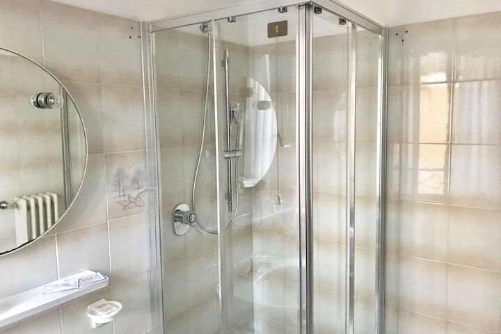 Room 9 of 16