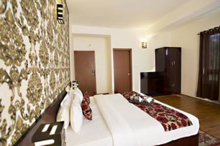 Room 9 of 18