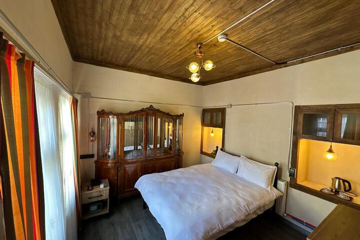 Room 2 of 5