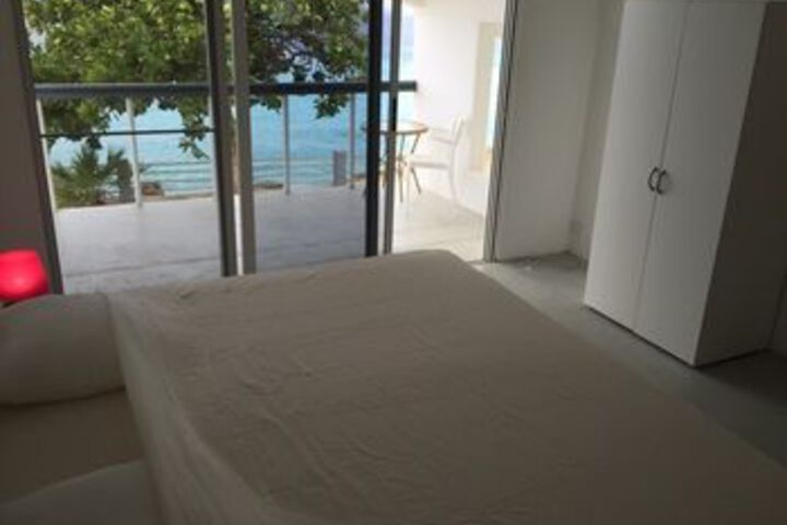 Room 7 of 16