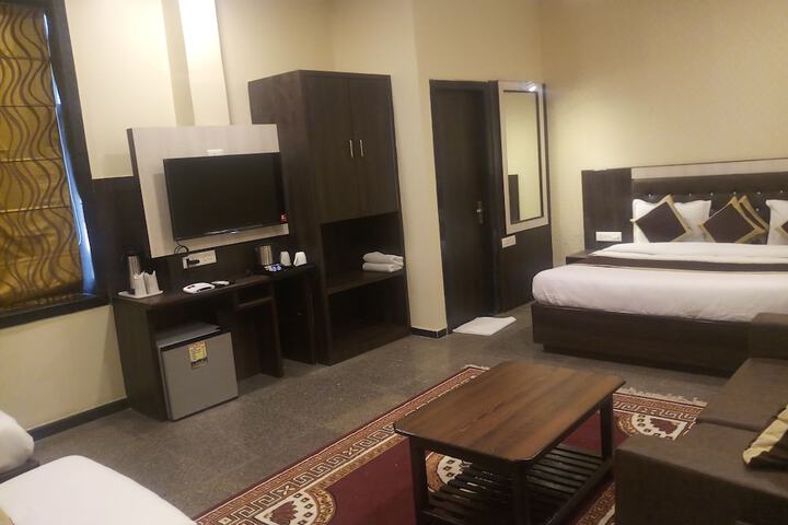 Room 15 of 33