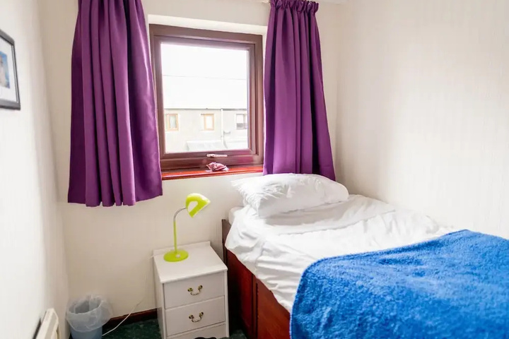 Room 4 of 12