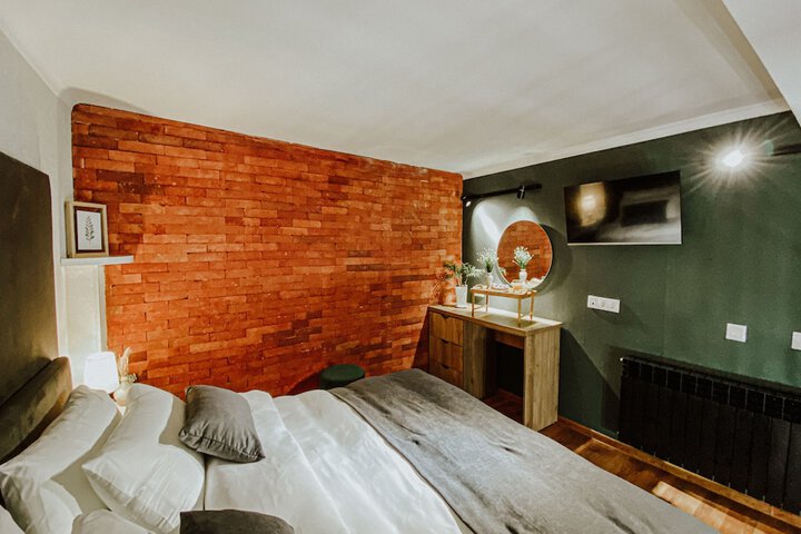 Room 9 of 66