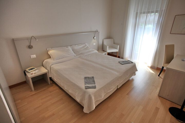Room 11 of 39