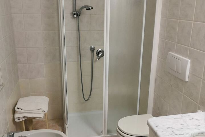 Room 12 of 28