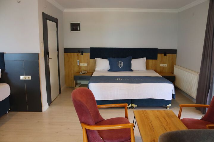 Room 12 of 90