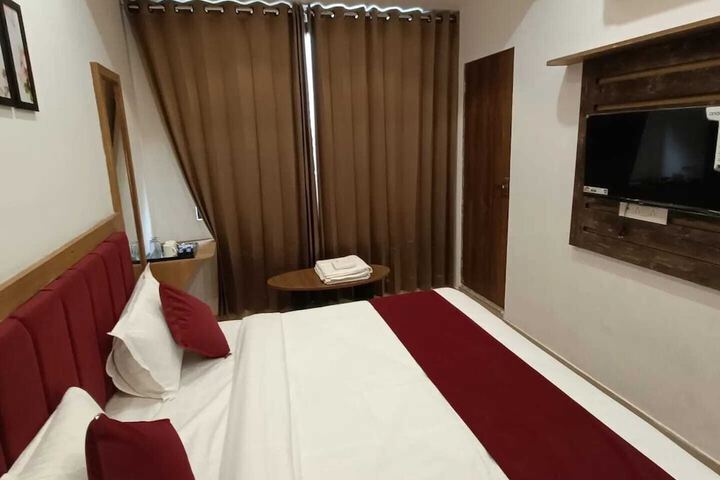 Room 11 of 28