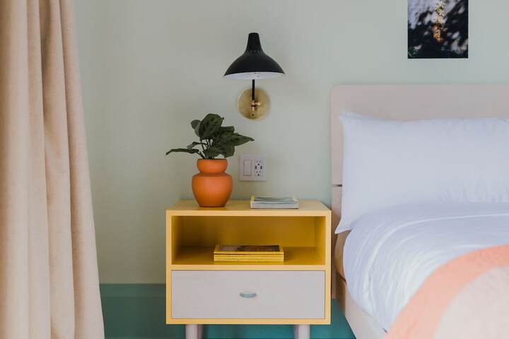 1 Queen Bed (20 of 29)