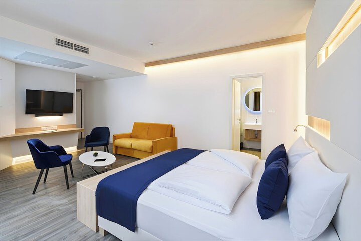 Room 9 of 25