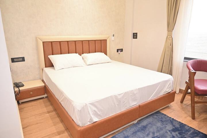 Room 4 of 11