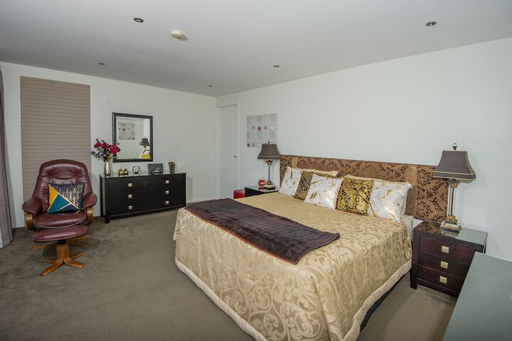 Room 2 of 33