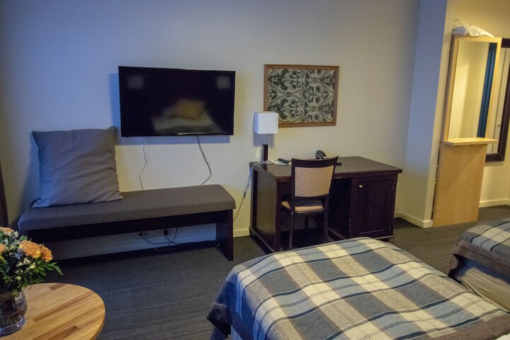 Room 6 of 63