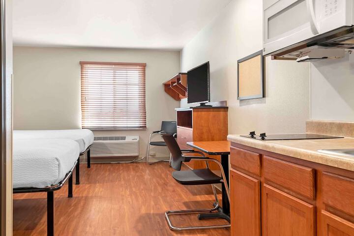 Standard Studio 1 Queen Bed (5 of 9)