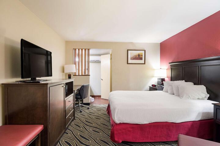 2 Queen Beds Microwave and Refrigerator WiFi Full Breakfast (2 of 16)