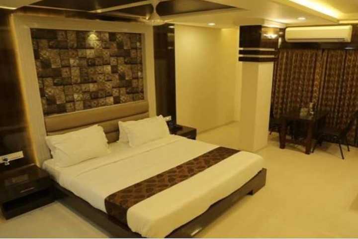 Room 9 of 12