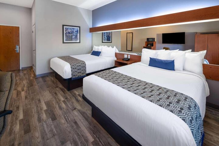 2 Queen Beds (32 of 34)