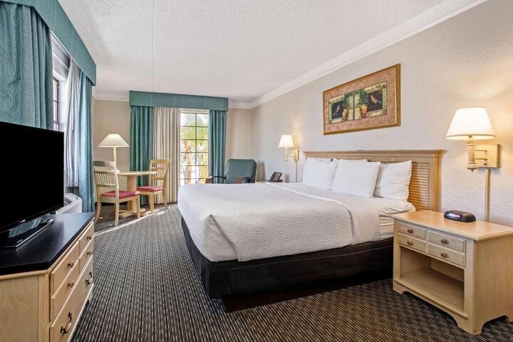 1 King Bed (1 of 15)