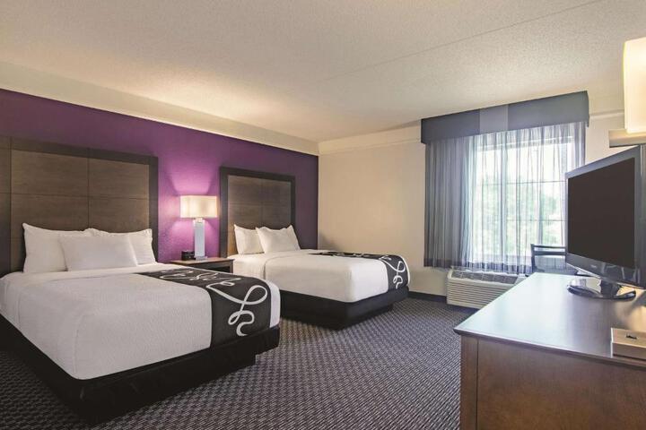 2 Double Beds Mobility Hearing Accessible Room Courtyard View (13 of 13)