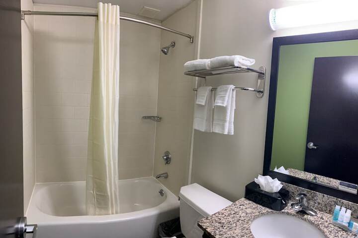 Room 33 of 64