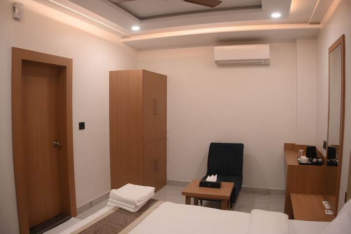 Room 11 of 28