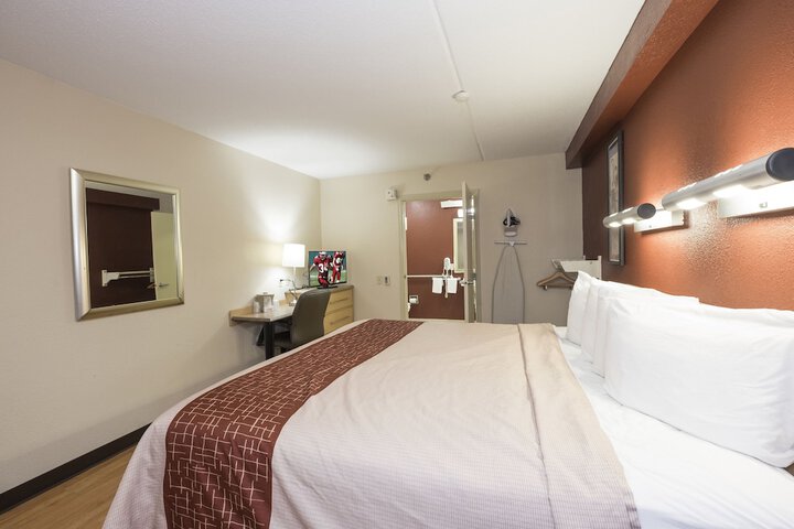 Deluxe King Bed Accessible (5 of 11)