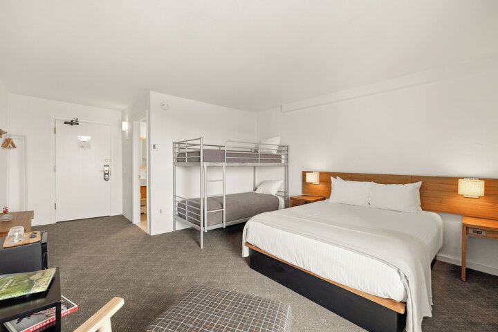 Room 13 of 76