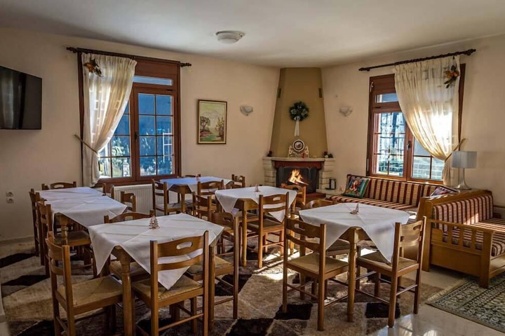 Dining 36 of 70