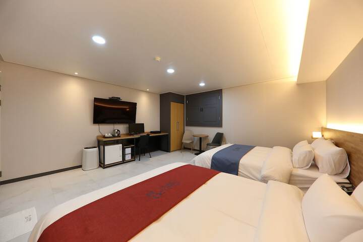 Room 9 of 100