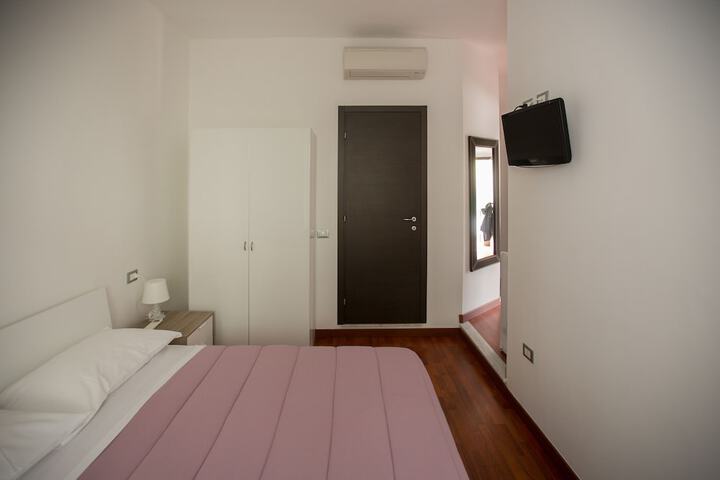 Room 5 of 87
